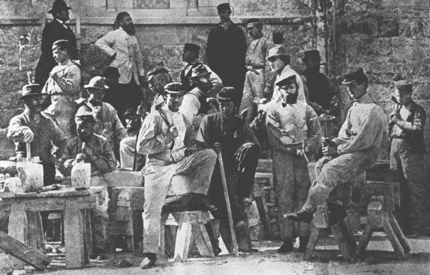 Steinhoggere og andre arbeidere ved Nidarosdomen i 1872. Foto: Wikipedia