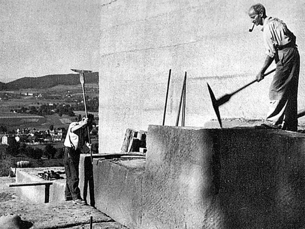 Hogging av store blokker av sandstein på gammelmåten i Bern (Sveits) på 1950-tallet. Foto: W. Nydegger, i Schmalz (1983)