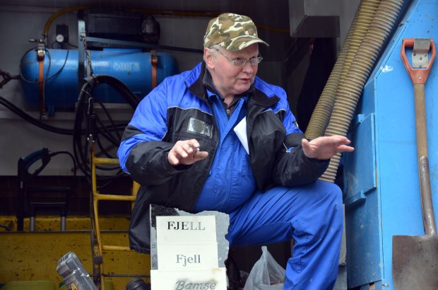 Skrifthogger Per Gunnar Silseth fra Eide på Nord-Møre demonstrerer skrifthogging på Hyllestadseminaret 2015. Foto: Per Storemyr