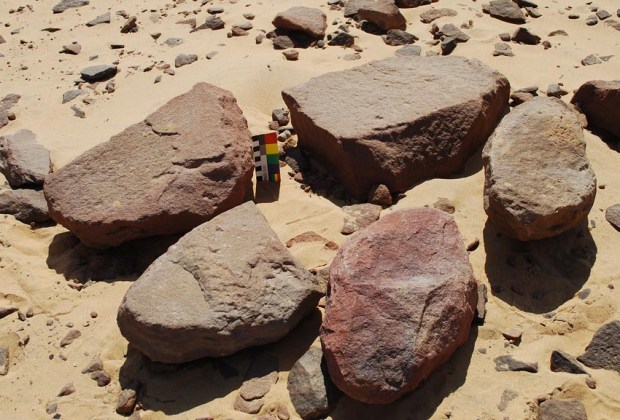 Tidløse emner til skubbekverner i steinbruddene i Aswan. Foto: Per Storemyr