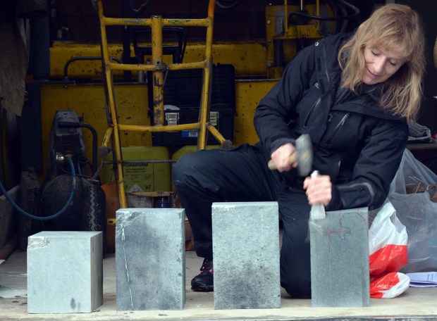 Steinhogger Eva Stavsøien fra Nidaros Domkirkes Restaureringsarbeider demonstrerer hogging av ulike typer kleberstein under Hyllestadseminaret 2015. Foto: Per Storemyr