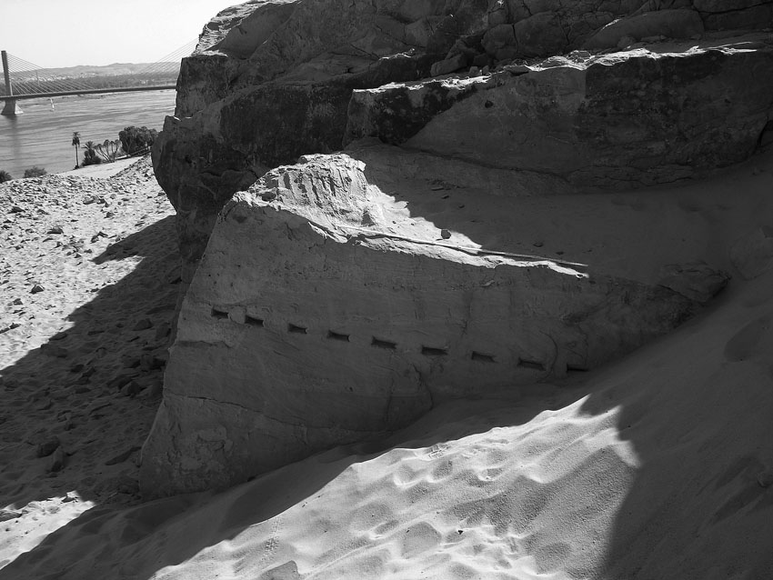 Wedge holes along the base of a block in the Ptolemaic Naq el-Fugani sandstone quarry near Aswan. Photo by PER STOREMYR.