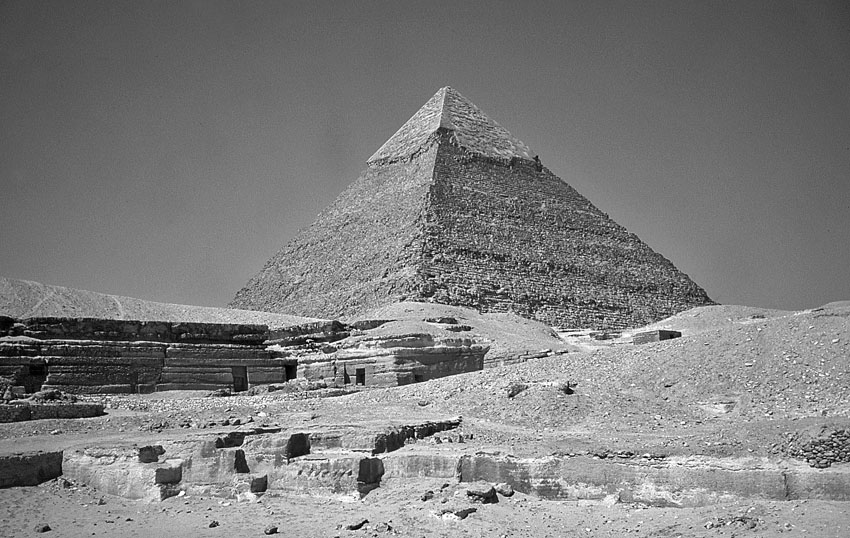 Single-block extraction in the 4th Dynasty Khufu limestone quarry southeast of the Khafre pyramid at Giza. Behind the quarry in the foreground are rock-cut tombs and the Khafre pyramid. Photo by PER STOREMYR.