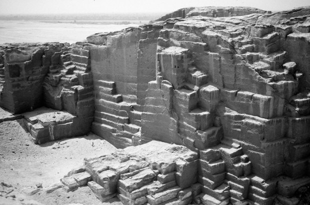 Fig. 24 – Multiple-block extraction on descending platforms in the New Kingdom to Late Period part of the el-Sawayta limestone quarry near Samalut. Note the wide, shallow steps left by offset platforms and, at center and at left, the two narrower but deeper, squarish platform remnants. Photo by JAMES HARRELL.