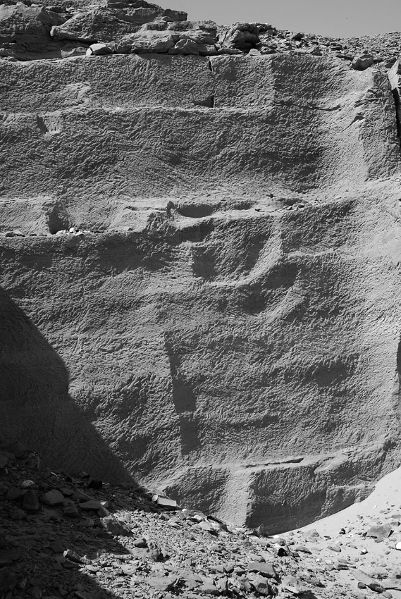 Tool marks in the Middle Kingdom part of the Nag el-Hammam sandstone quarry near Gebel el-Silsila. Photo by JAMES HARRELL.