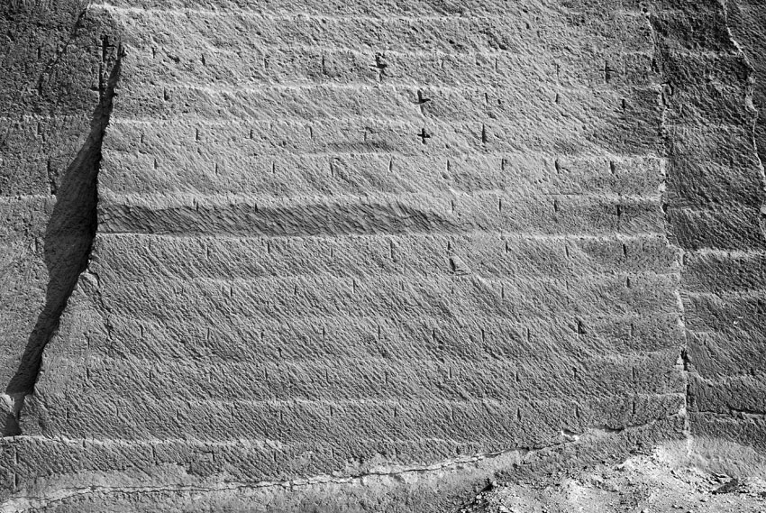 Platform extraction levels on the wall of the Roman Nazlet Hussein Ali limestone quarry near el-Minya. Note the regularly spaced, vertical gashes left at each platform level representing block widths. Photo by JAMES HARRELL.