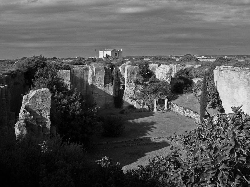 Limestone quarry in Ciutadella, Menorca (Balearic Islands, Spain), which was worked with double picks on descending platforms. Photo from Wikimedia Commons, http://commons.wikimedia.org/wiki/File:S%27Hostal_pedreres765.JPG (Licence: Creative Commons, Attribution-ShareAlike 3.0 Unported).