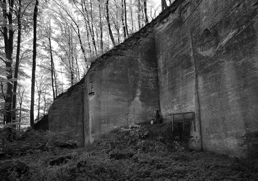 Sandstone quarry in Krauchtal, near Berne (Switzerland). In this 19th century quarry, trenches were cut with double picks on descending platforms, with a heavily deteriorated one visible at center. Photo by PER STOREMYR.