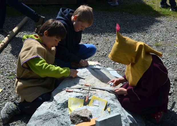 Barn i intens konsentrasjon. Fine klebersteinsmykker blir produsert. Foto: Franziska Rüttimann