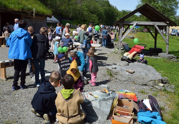 Yrende liv på Kvernsteinsmarknaden i Hyllestad 2015 - med kleberworkshopen i front. Foto: Franziska Rüttimann