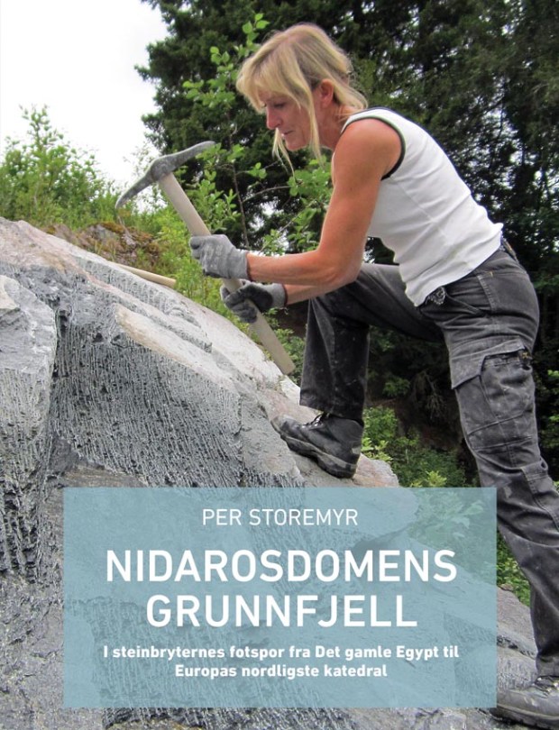 Tittelsiden til boken! Steinhogger Eva Stavsøien ved NDR hogger ut kleberstein på gamlemåten. Foto: Per Storemyr. Design: Tone Harbakk