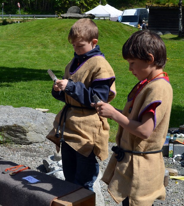 Jardar og Tarald finpusser klebersteinsmykker før de legger dem ut for salg på marknaden. Foto: Franziska Rüttimann