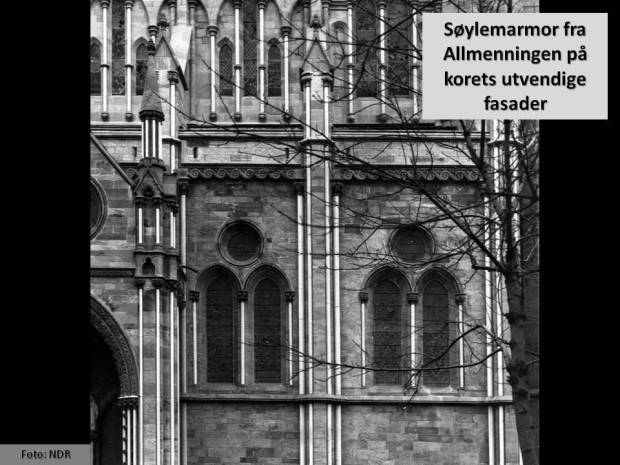 Til forskjell fra engelske katedraler har Nidarosdomen også tusenvis av marmorsøyler på sin utvendige arkitektur. Det er dette som gjør at domen er den viktigste marmorkatedralen nord for Alpene. Her fra koret i domen for noen tiår siden.