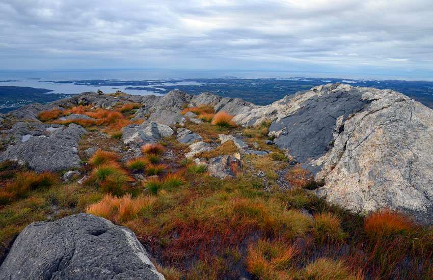 One of the Siggjo peaks with many traces of firesetting. This is outside of the main rhyolite vein and quarry area. Photo by Per Storemyr