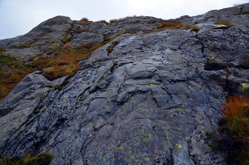 Convex forms and surface-parallel spalling at the Siggjo rhyolite quarry: clear signs of firesetting. Photo by Per Storemyr