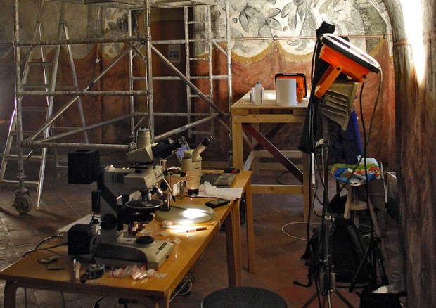 En kjøkkenlab. Eller rettere sagt en midlertidig lab for å analysere store mengder saltprøver i det sterkt dekorerte Regalierommet i Erkebispegården i Trondheim. Her er stillaser for konservering, lamper for å se godt - og polarisasjonsmikroskop, stereolupe, teststrips og et utvalg kjemikalier for å analysere salt. Foto: Per Storemyr