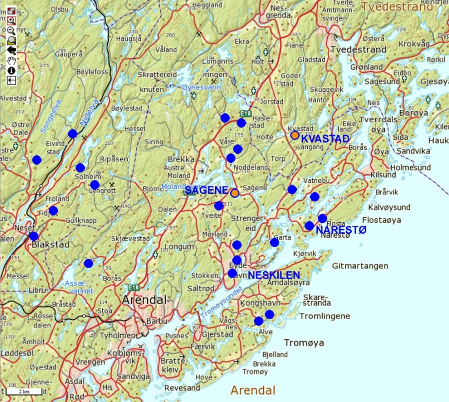 Kart over Arendal-Tvedestrand-regionen med steder nevnt i teksten. Her er også kvarts/feltspat-forekomster som er registrert i NGUs mineralressurs-database tegnet inn. Dette er bare en brøkdel av gruver og skjerpå som faktisk finnes.