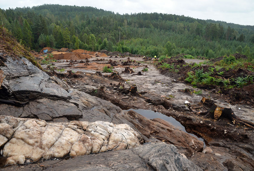Det arkeologiske utgravingsfeltet på Kvastad. Dette var en strandflate i mesolittikum, med en fin, liten kvartsåre i forgrunnen. Deler av denne ble nok brukt til redskapsproduksjon. Foto: Per Storemyr
