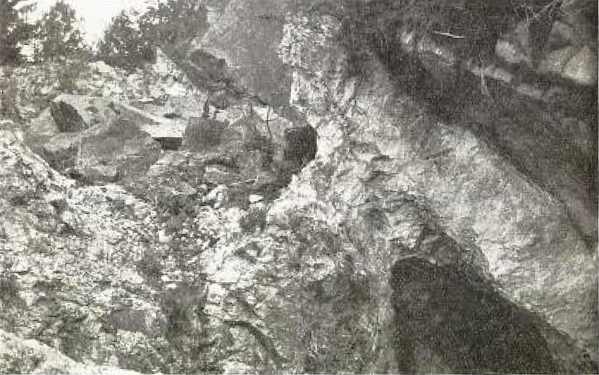 Norges første feltspat- og kvartsgruve i Narestø. Foto fra Andersen (1931)