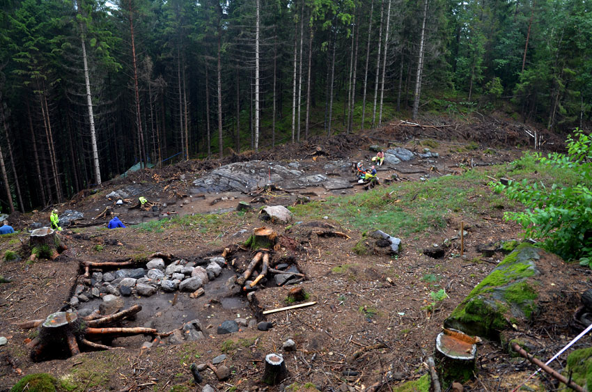 This was like coming home to my childhood forests! Archaeological investigations at the Sagene Mesolithic occupation site, part of the work undertaken prior to the building of a new, major highway (E18) between Arendal and Tvedestrand. My task was to investigate a Stone Age quartz quarry at a neighbouring site (Kvastad). Thanks to the Museum of Cultural History at the University of Oslo for taking me onboard! Photo by Per Storemyr.