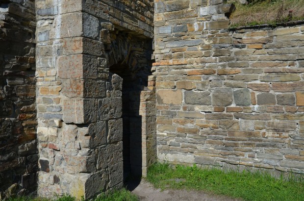 Skipet og tårnet i ruinene av Hovedøya kloster. i forgrunnen store kvadre av "importert" ortocerkalkstein fra Oslo, i bakgrunnen murverk av sandstein som ble brutt på øya. Foto: Per Storemyr