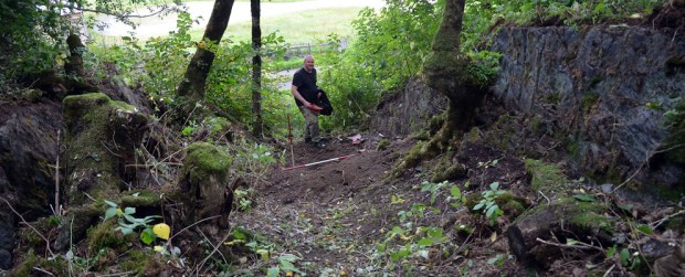 Arkeologisk utgraving av gammelt steinbrudd rett ved Reins kloster. Det er Hans Marius Johansen fra Sør-Trøndelag fylkeskommune som er graveansvarlig. Foto: Per Storemyr