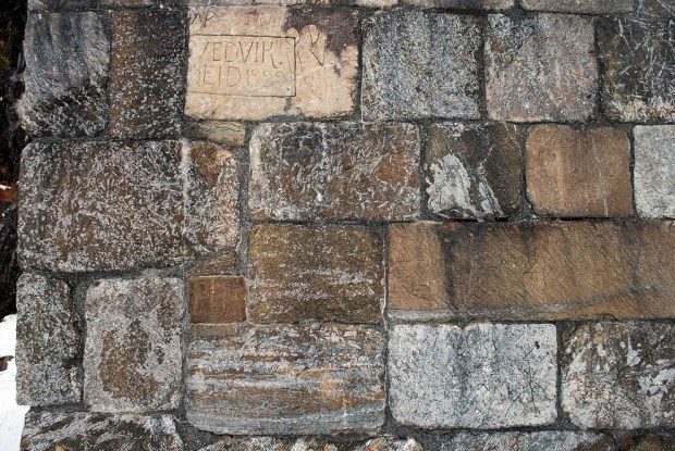 Typisk varierende utseende på metaolivinstein på Selja, her fra det rekonstruerte murverket på ruinen av Sunnivakirken. De lyse partiene er talkrike, de brune er olivinrike. Den brune fargen skyldes forvitring; opprinnelig var steinen nesten grønn. Foto: Per Storemyr