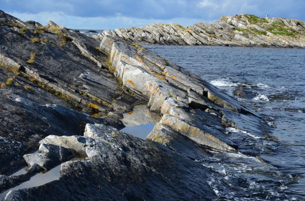 Norges fineste gneisbrudd fra middelalderen: Helt i fjæra og rett ved siden av klosterruinene på Selja. Foto: Per Storemyr