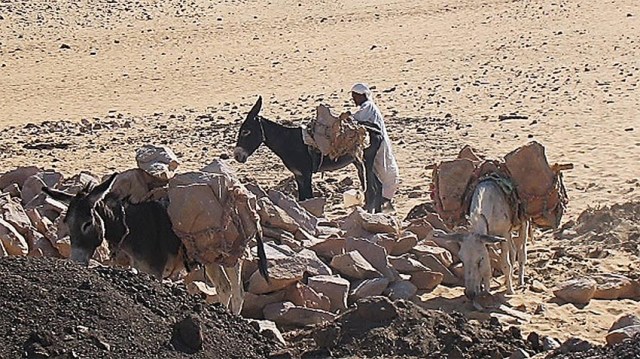 Aswan, Egypt. For et par år tilbake. Transport av stein slik det ble gjort for tusenvis av år siden. I et landskap der steinbrytning tok til allerede i eldre steinalder. Foto: Per Storemyr
