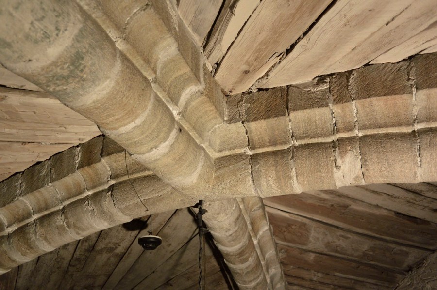 Hvelvet i tårnet på Værnes kirke. Hvelvribbene er hogd av steintyper vi ennå ikke kjenner opprinnelsen til. Foto: Kjartan Hauglid.