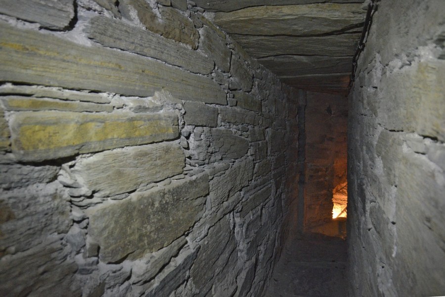 Gangen mellom første og andre høyde i tårntrappen viser bruken av sandstein til både vegger, golv og tak. I golv og tak er det brukt store, splittede sandsteinsplater. Legg også merke til bruken av små, flate sandsteinsbiter i fuger. Foto: Per Storemyr.