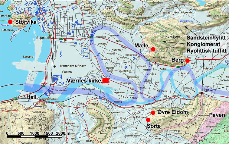 Geologi og steinbrudd nær Værnes kirke. Befarte brudd er merket med rød sirkel. Rekonstruksjon av Stjørdalselva (mørkere blått) viser hvordan elva kan ha gått på 1000-1100-tallet. Den store slynga mot nordvest blir kalt Storeslynga. Kart: Per Storemyr; rekonstruksjon av Stjørdalselva etter Sveian 1995; geologisk kart etter Norges geologiske undersøkelse.