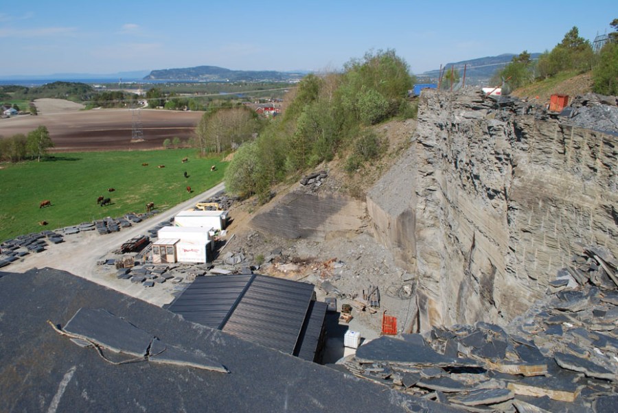 Sorte skiferbrudd slik det tar seg ut i dag. Dette er det eneste av skiferbruddene i Stjørdal som har overlevd frem til vår tid. I området er det ikke bare skifer, men også Stjørdalsandstein av samme kvalitet som på Værnes kirke. Foto: Per Storemyr.