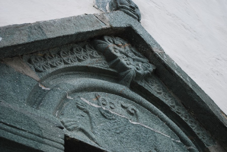 Detalj av nordportalen på Værnes kirke. Her ser vi hvordan den grønne klorittskiferen, en svært viktig stein i Trøndelags middelalder, tar seg ut. Foto: Per Storemyr.