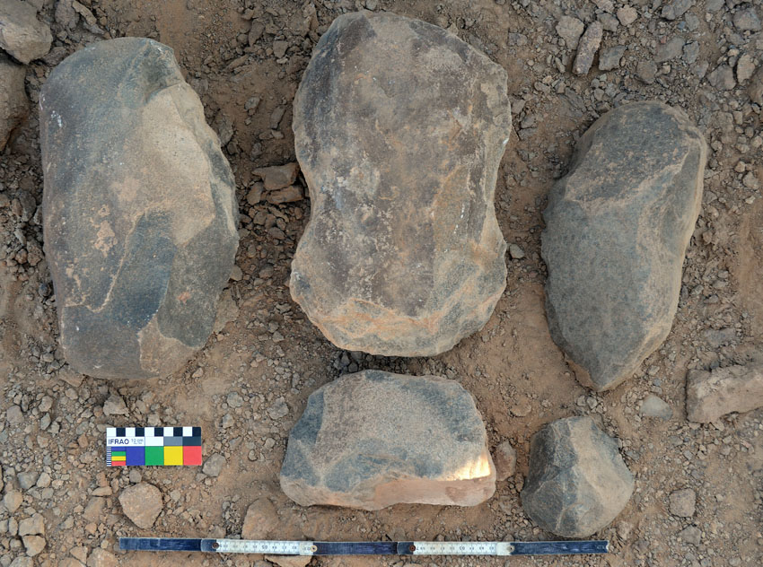 A selection of hammerstones at site 9 in Wadi el-Hudi. Photo by Per Storemyr
