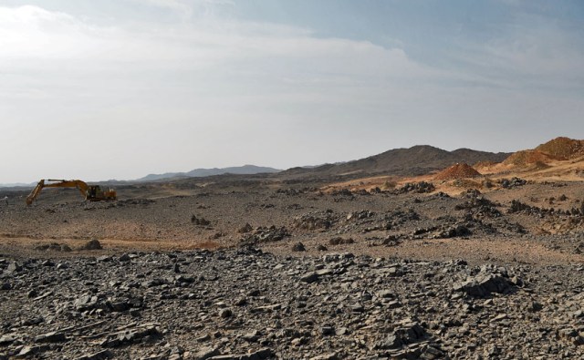 It is often difficult to discover in the wide desert. But this photo shows modern exploration for gold. Luckily, this particular operation is legal, and it does not harm archaeology. Photo by Per Storemyr