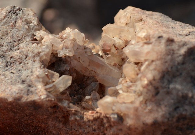 Rock crystal on the desert floor at Wadi el-Hudi. Photo by Per Storemyr