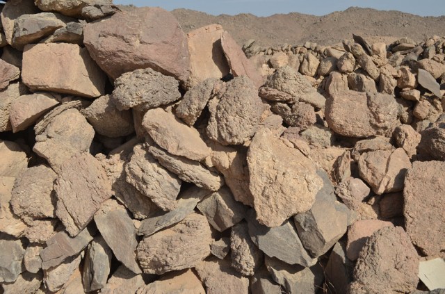 Studying the walls of the fortified settlement at site 9 in Wadi el-Hudi can give an idea of where the stones came from: The darker stones are from “granitic” veins, the lighter one from very weathered, course granite in the mine itself. Photo by Per Storemyr.