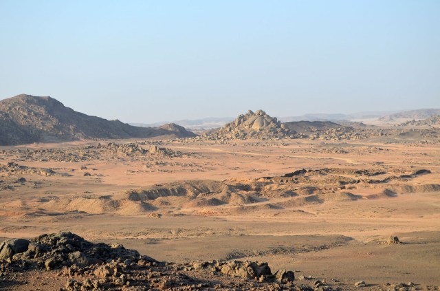 A most important archaeological site in Wadi el-Hudi: “Site 9”, with a fortified settlement (to the right) and an amethyst mine with its large spoil heaps (in the middle). Photo by Per Storemyr