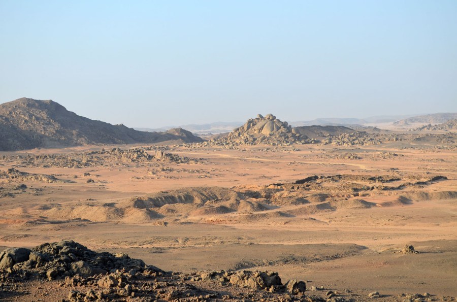 A most important archaeological site in Wadi el-Hudi: “Site 9”, with a fortified settlement (to the right) and an amethyst mine with its large spoil heaps (in the middle). Photo by Per Storemyr