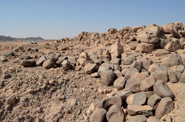 There is a rare “dump” of more than 200 big hammerstones by the mine at site 9 in Wadi el-Hudi. Never used for breaking stone, they were at some stage deposited in a concerted action. Were they left just before the mine was given up? Or are they rather showing how hammerstones in general were deposited by the mine, free to be picked up by the miners when starting another day of hard labour? Photo by Per Storemyr