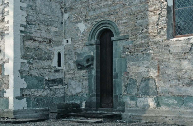 Sørportalen på Værnes kirke da pussen på kirken var hogd vekk på 1990-tallet. Her er det sandstein i murene! Og grønnskifer i portalen. Foto: Per Storemyr