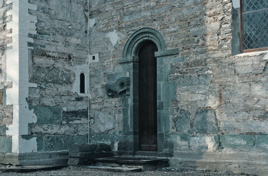 Sørportalen på Værnes kirke da pussen på kirken var hogd vekk på 1990-tallet. Her er det sandstein i murene! Og grønnskifer i portalen. Foto: Per Storemyr