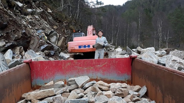Stone rubble (gneiss, handstone) for the kiln provided from a local quarry with help from the youth!