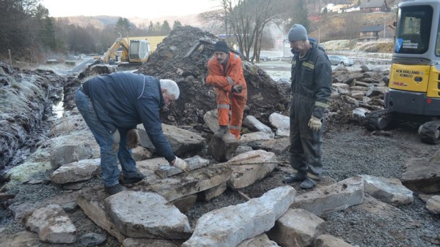 Building starts - first mistake: Making a firingchamber with blocks of gneiss. We did not take into account that gneiss is very susceptible to heat and thus we later had to reconstruct the chamber.