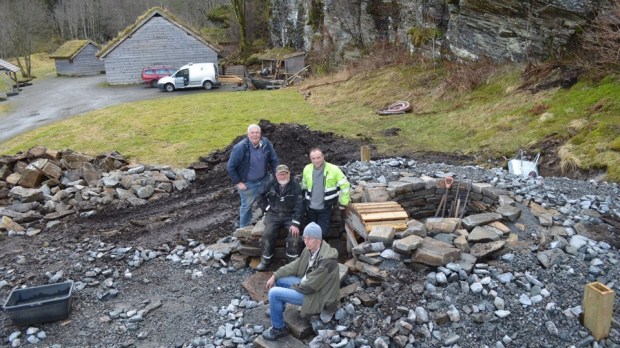 Construction well underway! Circular dry stone masonry, c. 1 m thick, with a core of small stone and gravel. The lower part of the masonry protected by earth and gravel – a «mound». Leif, Ole, Oddvin and Torbjørn.