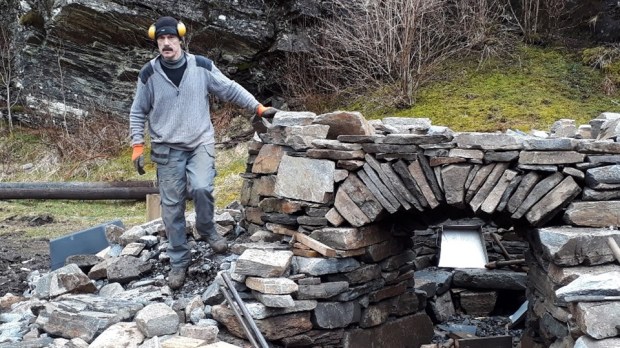 Bjørn Tore has just built the arches above the opening to the firing chamber.