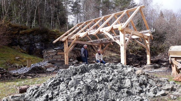 April 2017: Leif and Torbjørn under the new wooden building/roof by the kiln, designed by Audun Oppedal. It rains a lot in Hyllestad, and we need a dry place when working! In front: Clay for pointing the kiln’s masonry joints has been delivered.