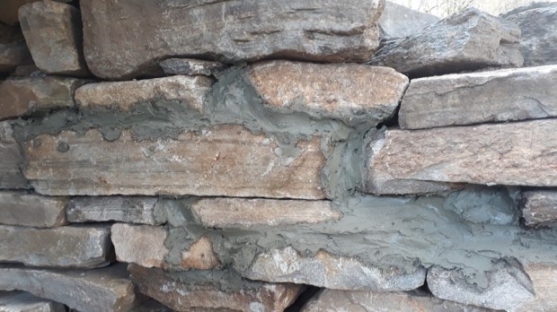 Pointing the kiln’s internal masonry joints with coarse clay.