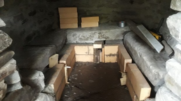 Last minute changes 1: We were afraid that the gneiss blocks in the firing chamber would become destroyed by the heat. Thus, we protected them using modern refractory bricks.